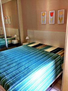 伯迪亚哥Riviera de São Lourenço的一间卧室配有一张带镜子的床