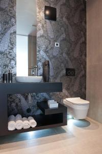 卢布尔雅那G设计酒店的一间带水槽和卫生间的浴室