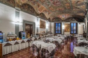佛罗伦萨帕里斯酒店的宴会厅设有白色的桌子和天花板