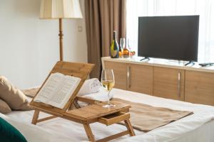布德瓦Hotel Kadmo by Aycon的客厅里的一杯葡萄酒和一把椅子
