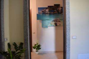 塞拉尔朱斯suite the natural color的走廊上的镜子,墙上挂着照片