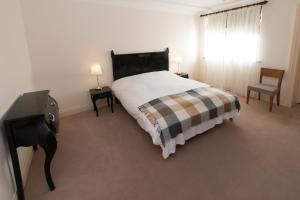 乌特拉德康尼马拉湖大酒店的卧室配有床、椅子和窗户。