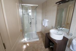 乌特拉德康尼马拉湖大酒店的带淋浴、盥洗盆和镜子的浴室