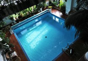 布拉格白屋酒店的享有大型蓝色游泳池的顶部景致