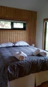 科伊艾科Cabañas Kuyen的一间卧室配有带毛巾的床