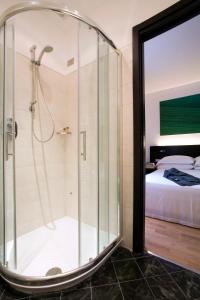 里米尼卡德国际酒店的带淋浴的浴室和玻璃墙