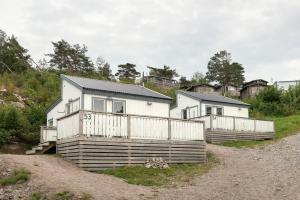 SkickerödFirst Camp Edsvik-Grebbestad的土路旁的房子