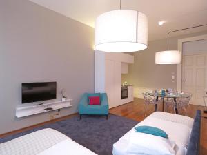 波尔图FLH New Oporto Apartments - Mouzinho的一间带两张床和电视的客厅