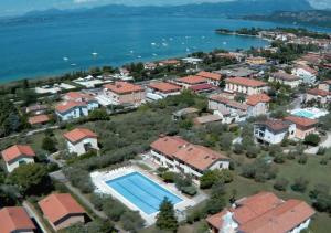 巴多利诺贝尼尼公寓式酒店的享有带游泳池的房屋的空中景致
