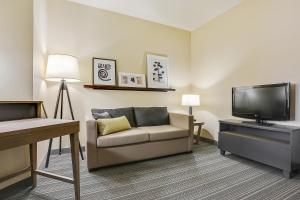 Country Inn & Suites by Radisson, Green Bay, WI的电视和/或娱乐中心