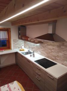 利维尼奥Baita Rini的厨房配有水槽和炉灶