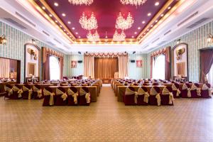 Ban Na Phong埃拉旺酒店的大型客房设有桌椅