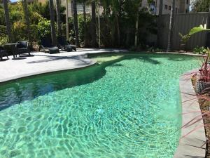 巴特曼斯贝亚拉伦汽车旅舍 的庭院里的一个蓝色海水游泳池