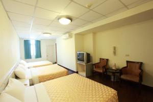花莲市花莲永祺饭店 的酒店客房设有两张床和电视。