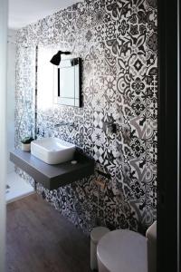 阿利坎特Alicante loft的浴室设有黑色和白色图案的墙壁