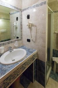 莫尔韦诺贝拉丽瓦花园酒店的一间带水槽和淋浴的浴室