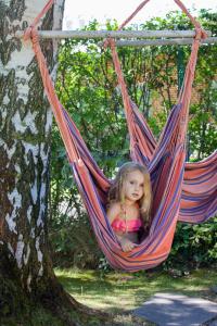 莫尔韦诺贝拉丽瓦花园酒店的坐在树上吊床上的小女孩