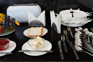 古尔冈银橡树公寓的一张带白板和餐具的桌子