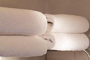 巴黎欧洲巴黎埃菲尔酒店的浴室内架上的一堆白色毛巾