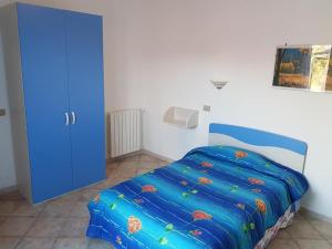 阿尔盖罗B&B ARENOSU25的一间卧室配有蓝色的床和蓝色的橱柜