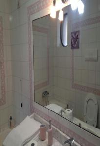 萨莱诺Il sorriso的一间带水槽和镜子的浴室