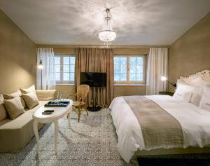 索洛图恩拉克瑞内艾特里尔独立酒店的酒店客房设有一张大床和一张沙发。