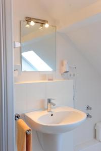 Ebergötzen优特酒店的白色的浴室设有水槽和镜子