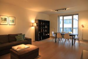 布鲁塞尔布鲁塞尔新设计公寓的客厅配有沙发和桌子