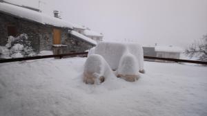 欧苏瓦拉罗什杜克劳住宿加早餐旅馆的堆积在院子顶上的积雪