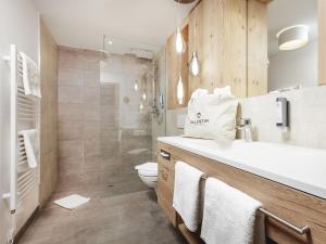 索尔登Valentin Design Apartments的浴室配有白色水槽和卫生间。