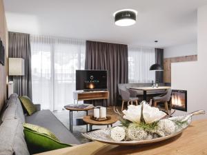 索尔登Valentin Design Apartments的客厅配有沙发和桌子