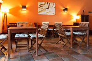 拉斯内格拉斯Hotel Calachica Las Negras的用餐室配有2张木桌和椅子
