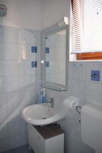 马里伊兹Holiday home Salvia的白色的浴室设有水槽和镜子