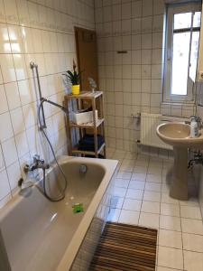 PetersdorfFerienwohnung Perlitz的带浴缸和盥洗盆的浴室