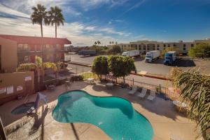 凤凰城旅行者酒店 - 菲尼克斯的停车场游泳池的顶部景色