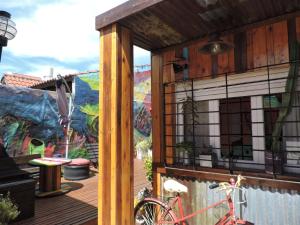 马德普拉塔旋转木马艺术旅舍的一辆自行车停在木甲板上,上面有壁画