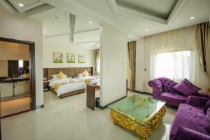 科罗尔京品酒店的酒店客房设有床和客厅。