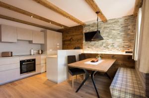 瓦尔道拉Appartment Hossler的厨房以及带木桌的用餐室。