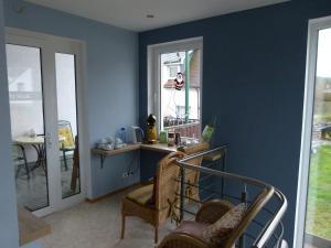 巴特维尔东根霍尔兹豪尔酒店的一间设有蓝色墙壁、椅子和一张桌子的房间