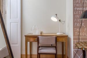 波尔图帕伊茨酒店的一张桌子,上面有椅子和一盏灯