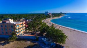 璜多里奥Aparta Hotel Caribe Paraiso的享有海滩和海洋的空中景致