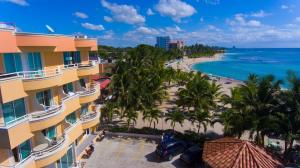 璜多里奥Aparta Hotel Caribe Paraiso的从度假村的阳台上可欣赏到海滩景色