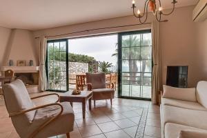 斯卡拉Villa Apostolata的客厅配有沙发、椅子和壁炉