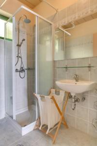 斯卡拉Villa Apostolata的一间带水槽和淋浴的浴室