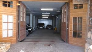 圣卡特琳娜瓦尔夫贝图尔小屋酒店的车库里长长的走廊,有汽车停放