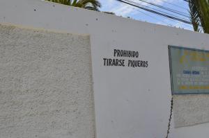 皮奇勒姆Cabañas Hecmar的白色墙边的标志