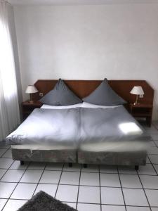 哈姆Lipmann am boll的卧室内的一张带白色床单和枕头的大床