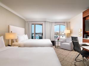 维多利亚太平洋大酒店的酒店客房配有两张床和一张书桌