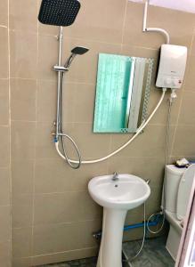 班柯木海滨旅馆的带淋浴、盥洗盆和镜子的浴室