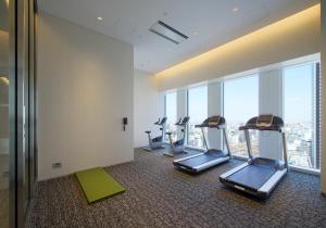 名古屋JR门楼酒店的健身中心和/或健身设施